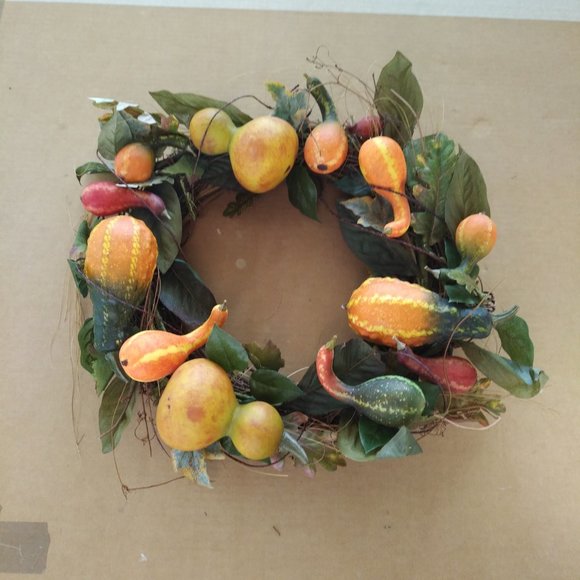 BRAND NEW GRAPEVINE WREATH WITH MIXED COLOR GOURDS - Picture 3 of 5